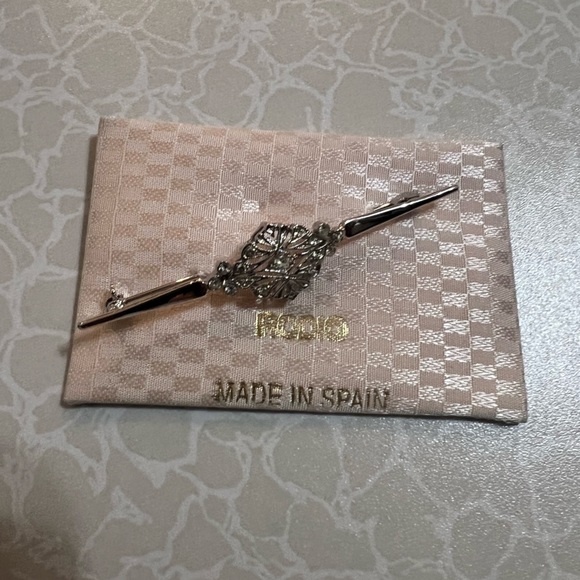 Jewelry - Brooch Silver with Diamond Design. Pin for women clothes size :2.5”
